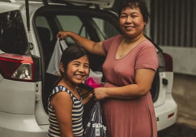 Familia recibiendo las llaves de su seminuevo en una sede de Auto Summit