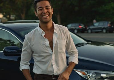 Cliente de Auto Summit tras cerrar la compra de su seminuevo
