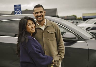 Pareja revisando una unidad en la vitrina de Auto Summit
